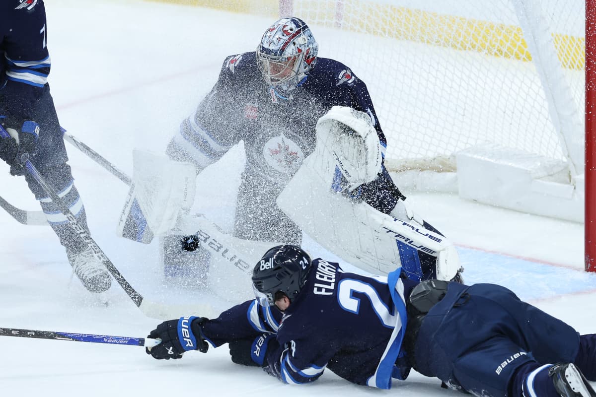 Brilliant Night by Comrie, Vilardi and the Big Line lead Jets to 5-2 Win Over Calgary