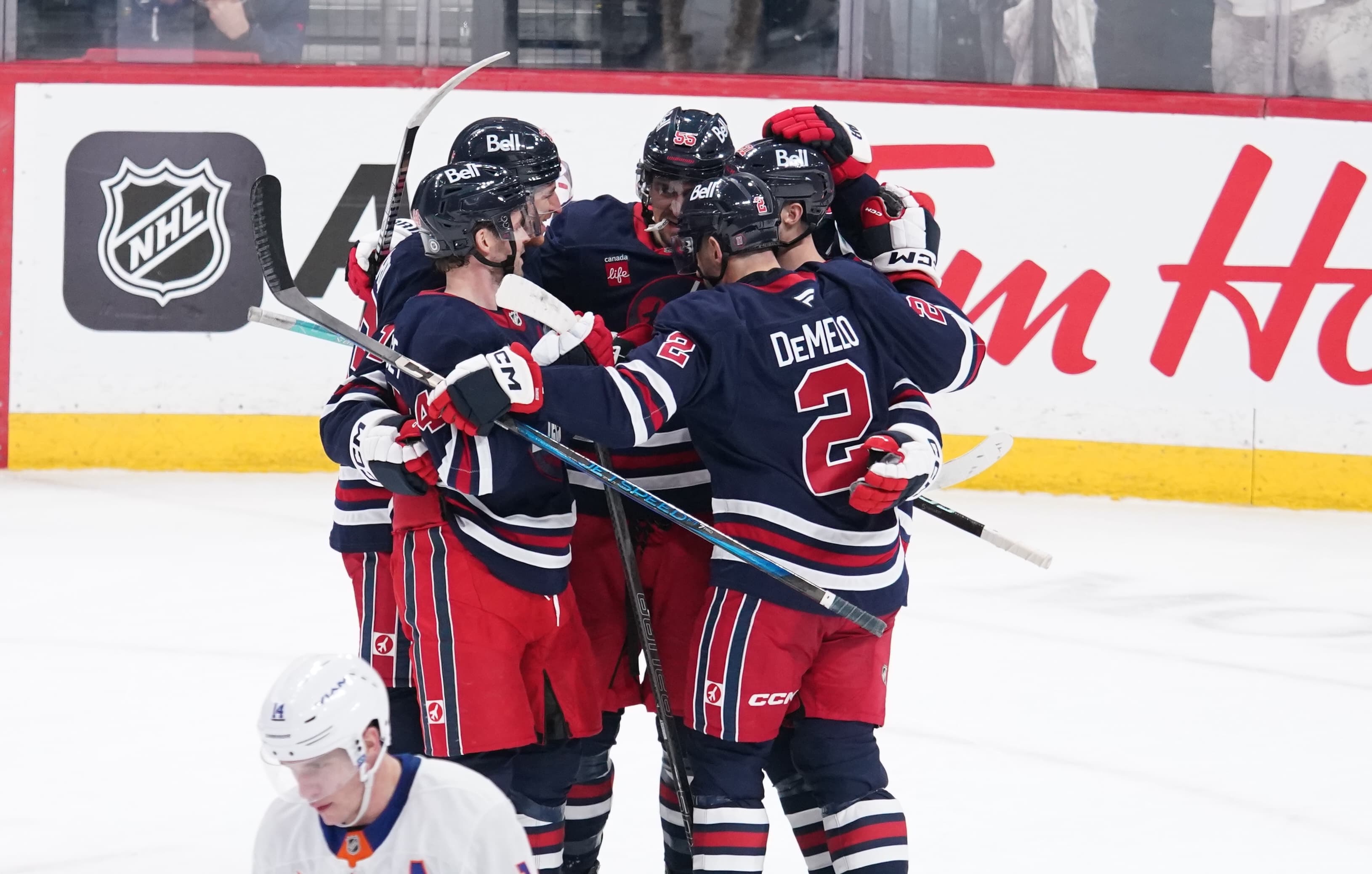 Jets Beat Islanders 4-3 to Win Eighth Straight and Lead NHL at the Break