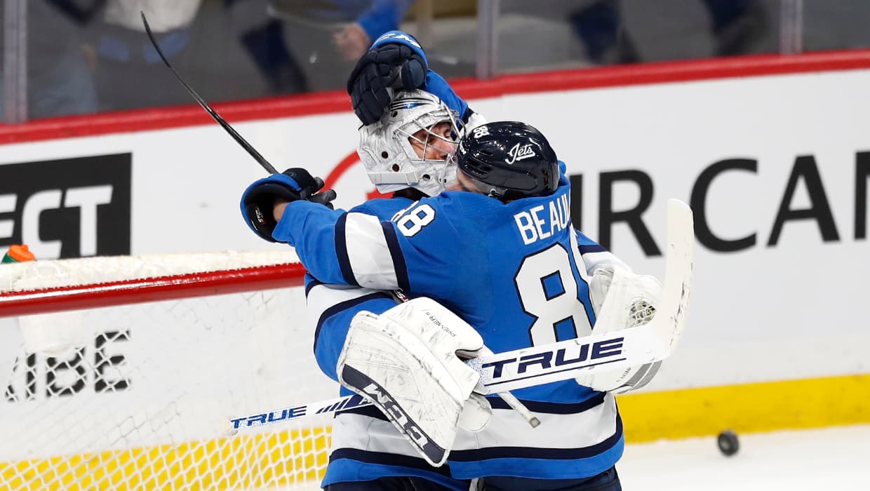 Jets Keep Rolling, Explode in Third Against Hawks