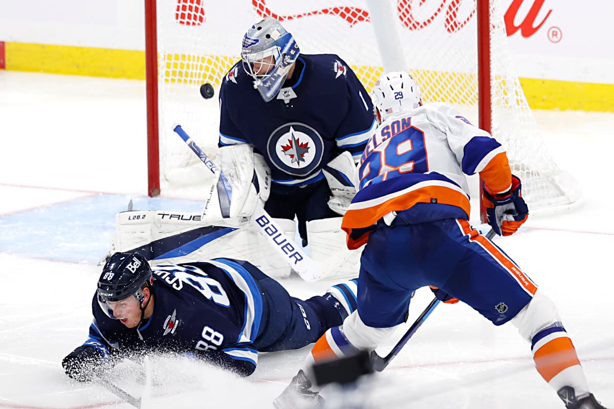 Islanders Shut Down Jets Offence, Win 2-0 in Winnipeg