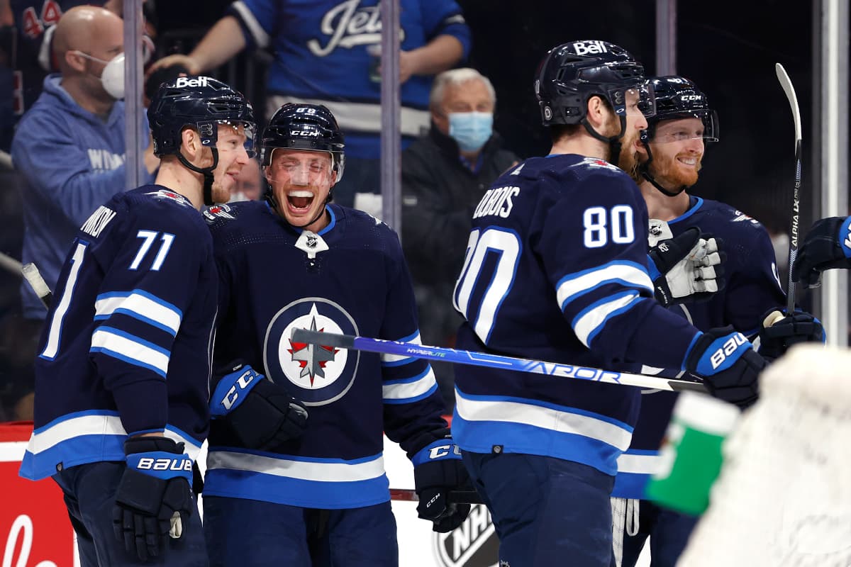 Jets Whip Montreal 8-4 in a Wild Night in Downtown Winnipeg